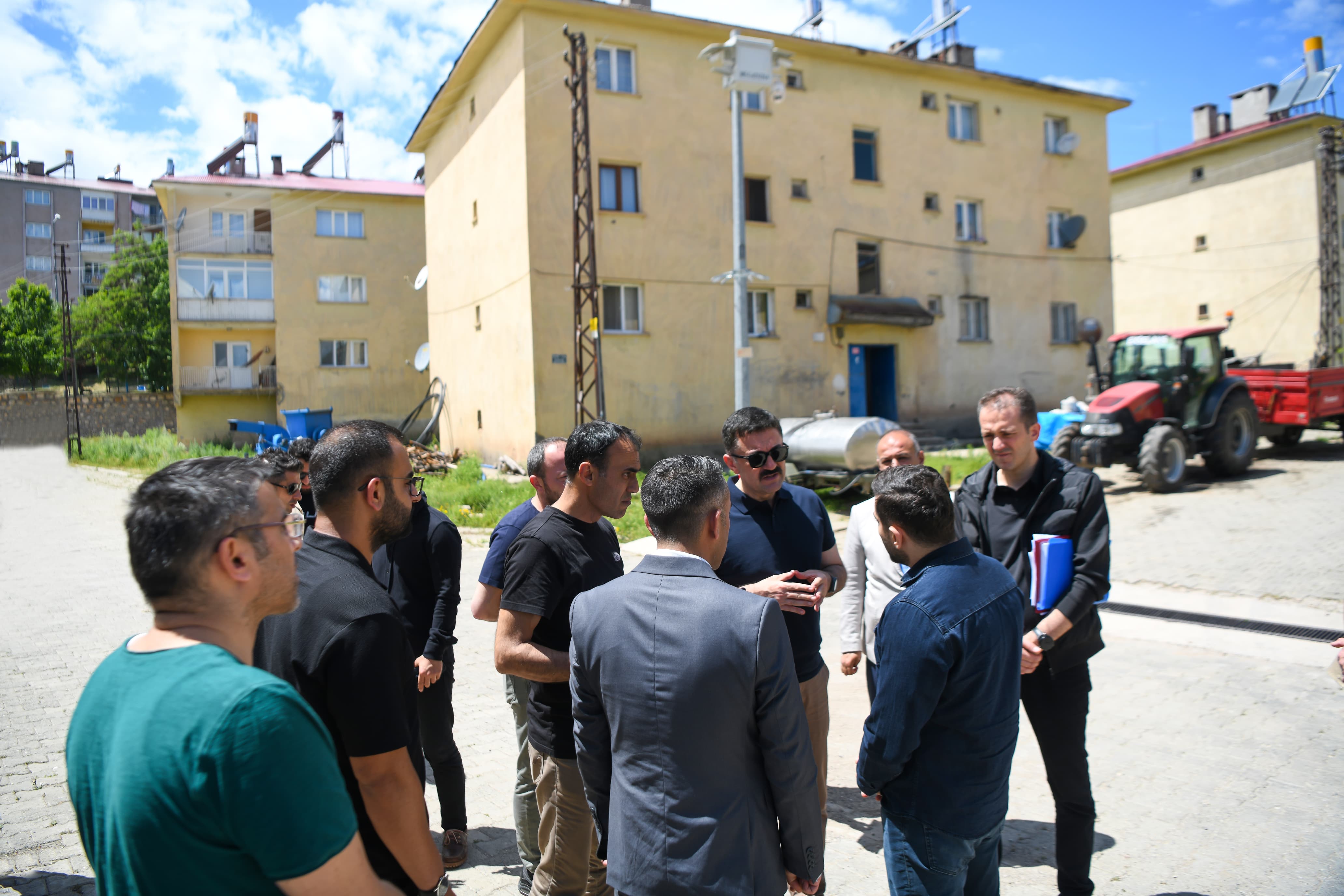 Vali Bülent Tekbıyıkoğlu (Ortada) ağır hasarlı binaları ve kentteki yapı stokunu inceledi. / Rûdaw