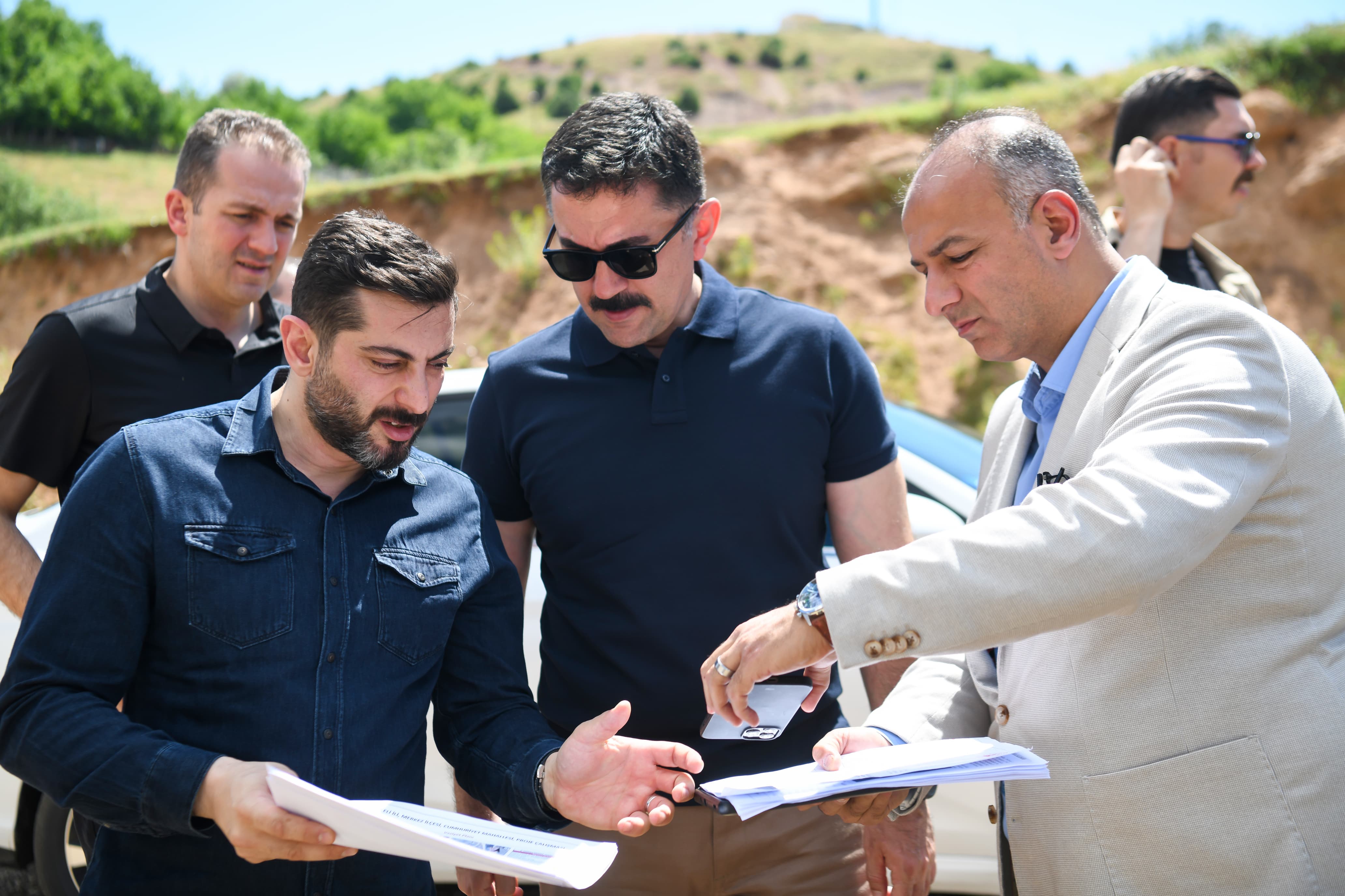 Vali Bülent Tekbıyıkoğlu (Ortada) ağır hasarlı binaları ve kentteki yapı stokunu inceledi. / Rûdaw