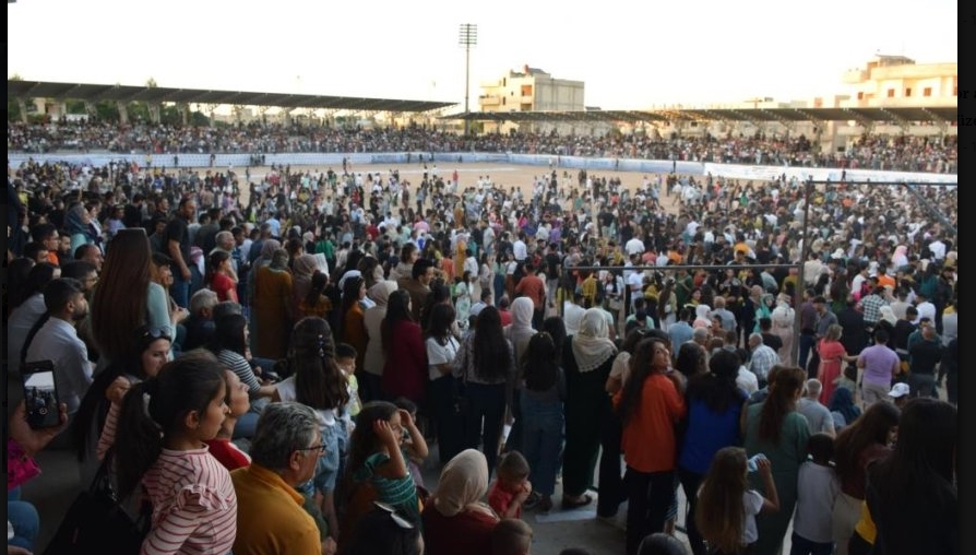 Kobani Stadyumu'nda devam eden törene çok sayıda yurttaş katıldı