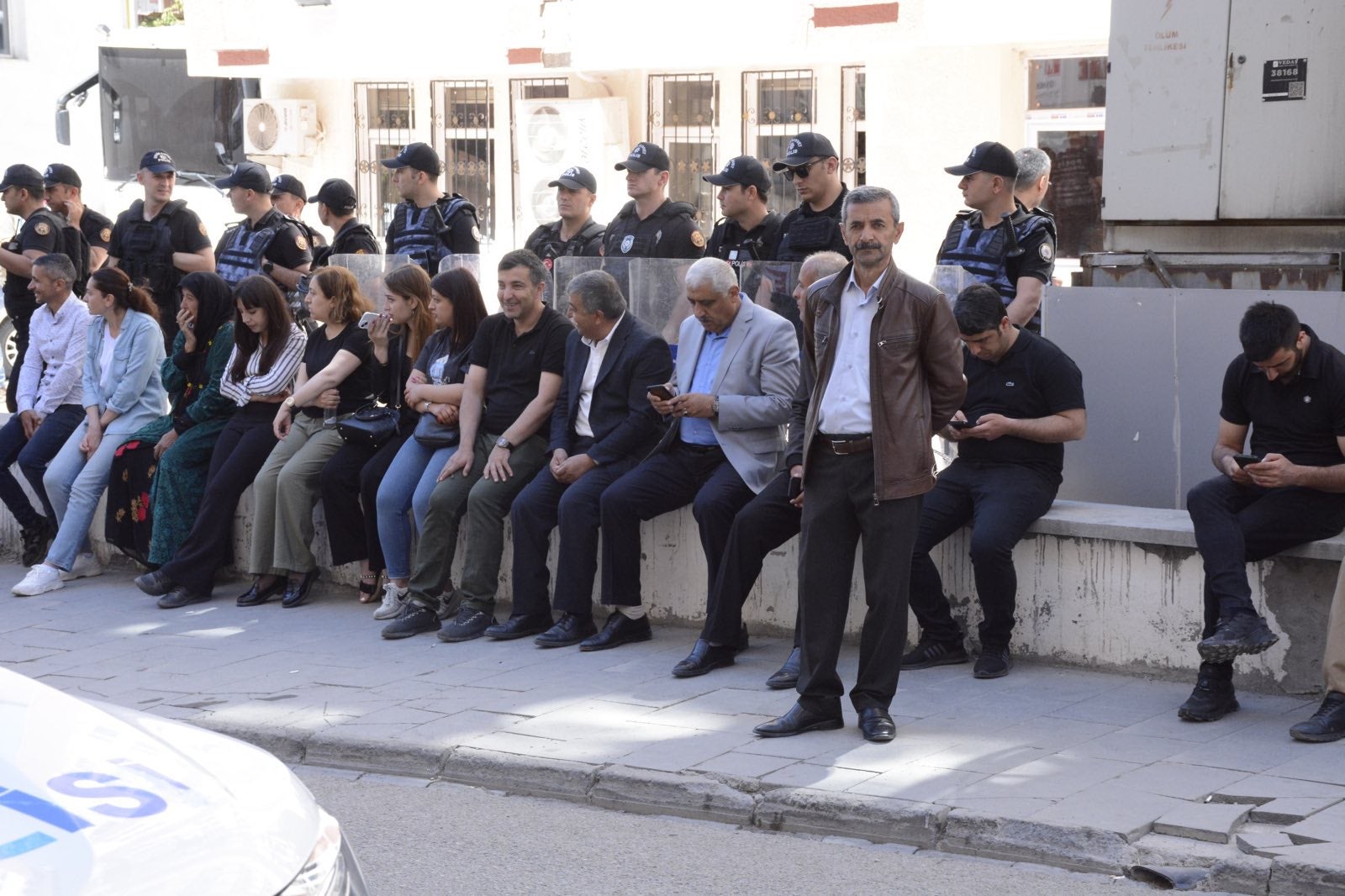 خەڵک لەبەردەم شارەوانیی جۆلەمێرگ کۆبوونەتەوە