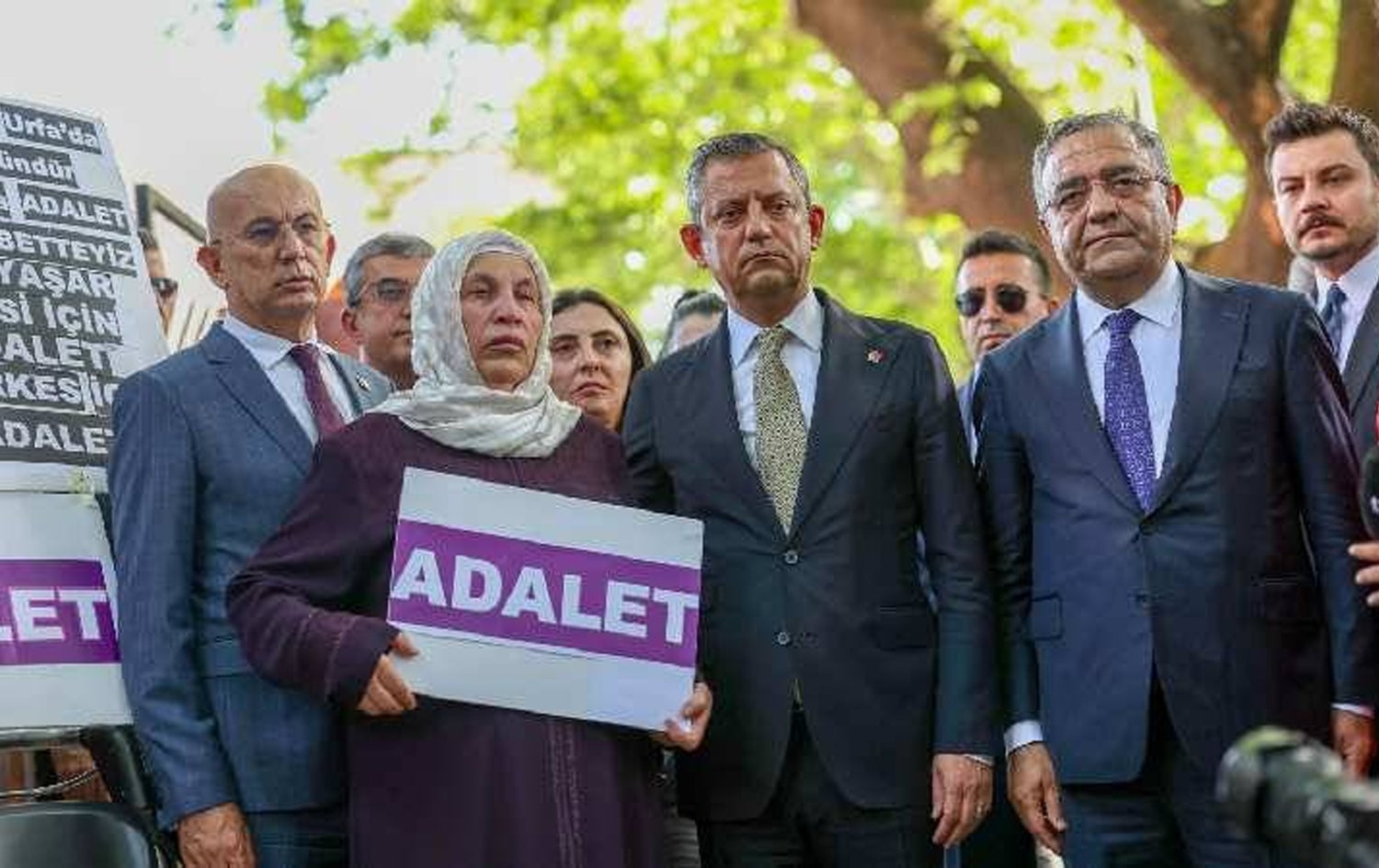 Foto: Özgür Özel Emine Şenyaşar'ı ziyaret etti Foto: Özgür Özel Emine Şenyaşar'ı ziyaret etti