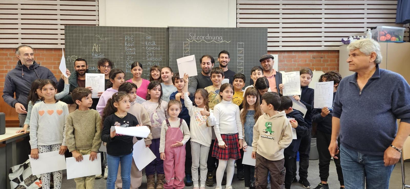 SWÎSRE – 24 zarokan sala xwe ya xwendina ziman û çanda Kurdî qedand SWÎSRE – 24 zarokan sala xwe ya xwendina ziman û çanda Kurdî qedand