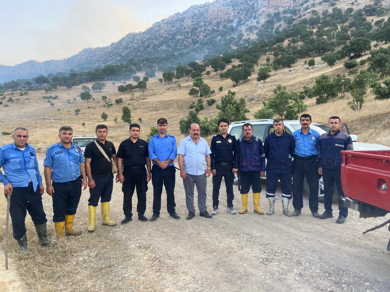 بەڕێوەبەری بەرگریی شارستانیی رانیە و ئەو تیمەی سەرقاڵی كۆنترۆڵكردنی ئاگرەكەن