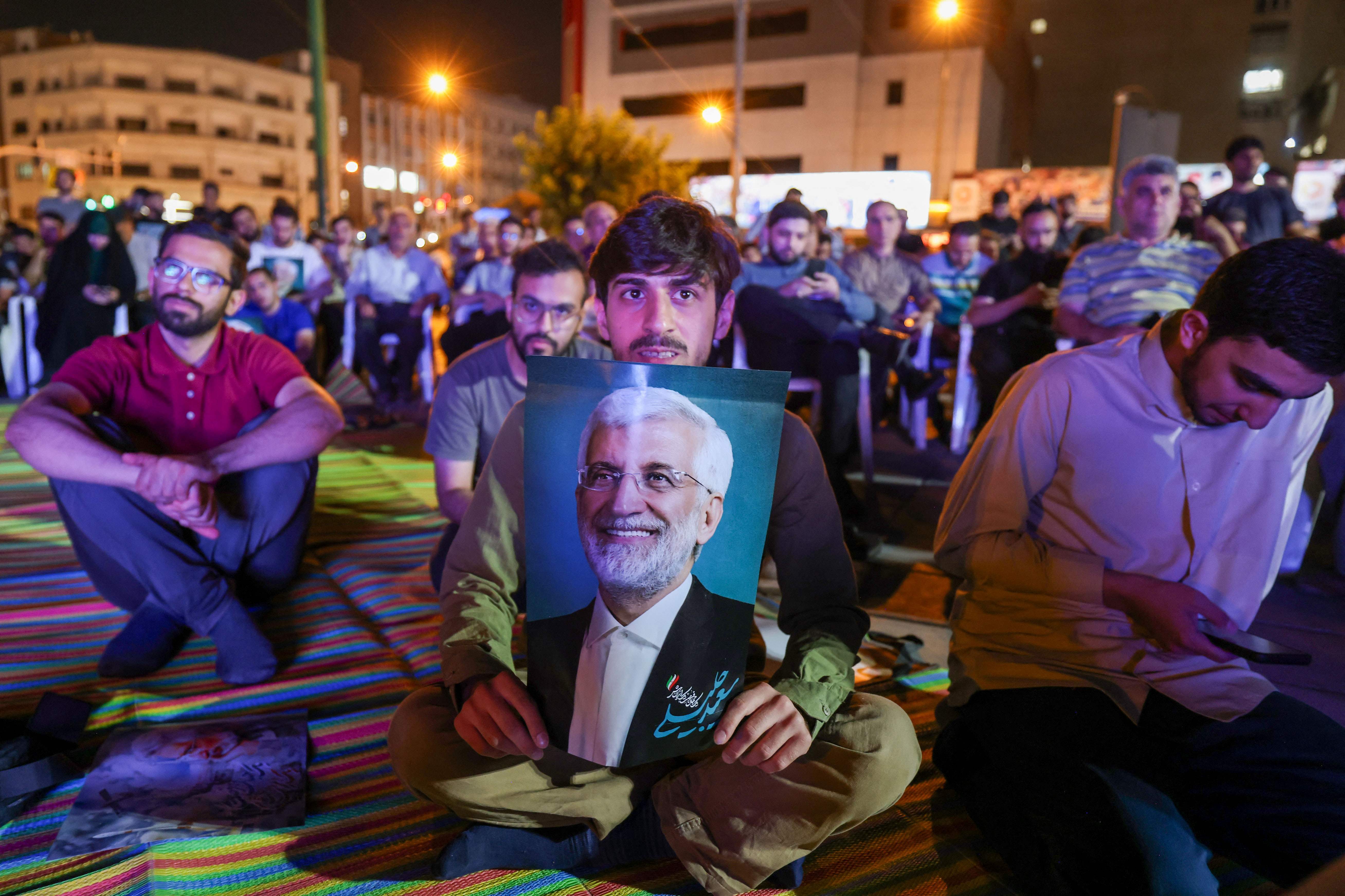Halk canlı yayınlanan tartışmayı izledi. / AFP