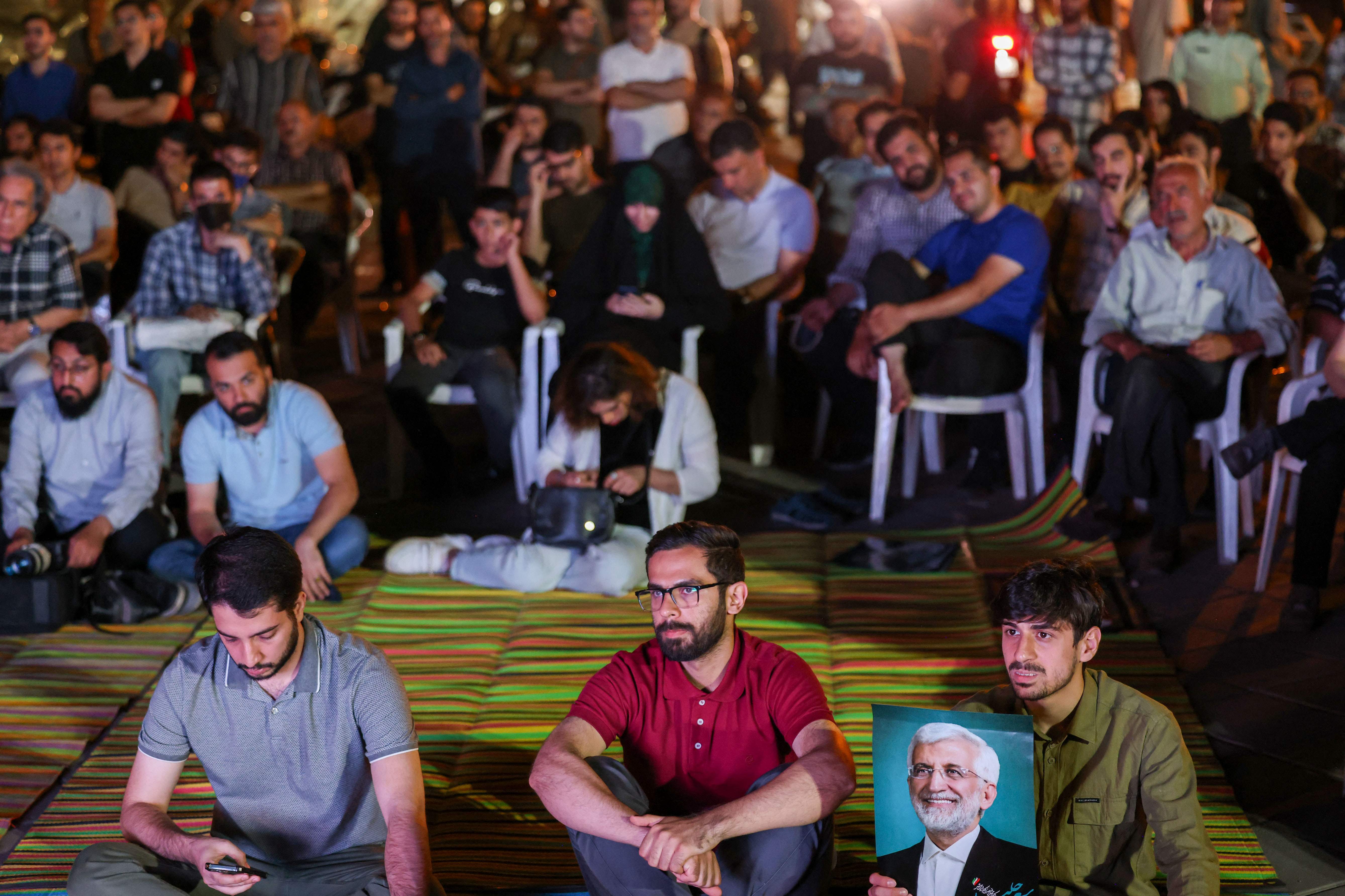Halk canlı yayınlanan tartışmayı izledi. / AFP