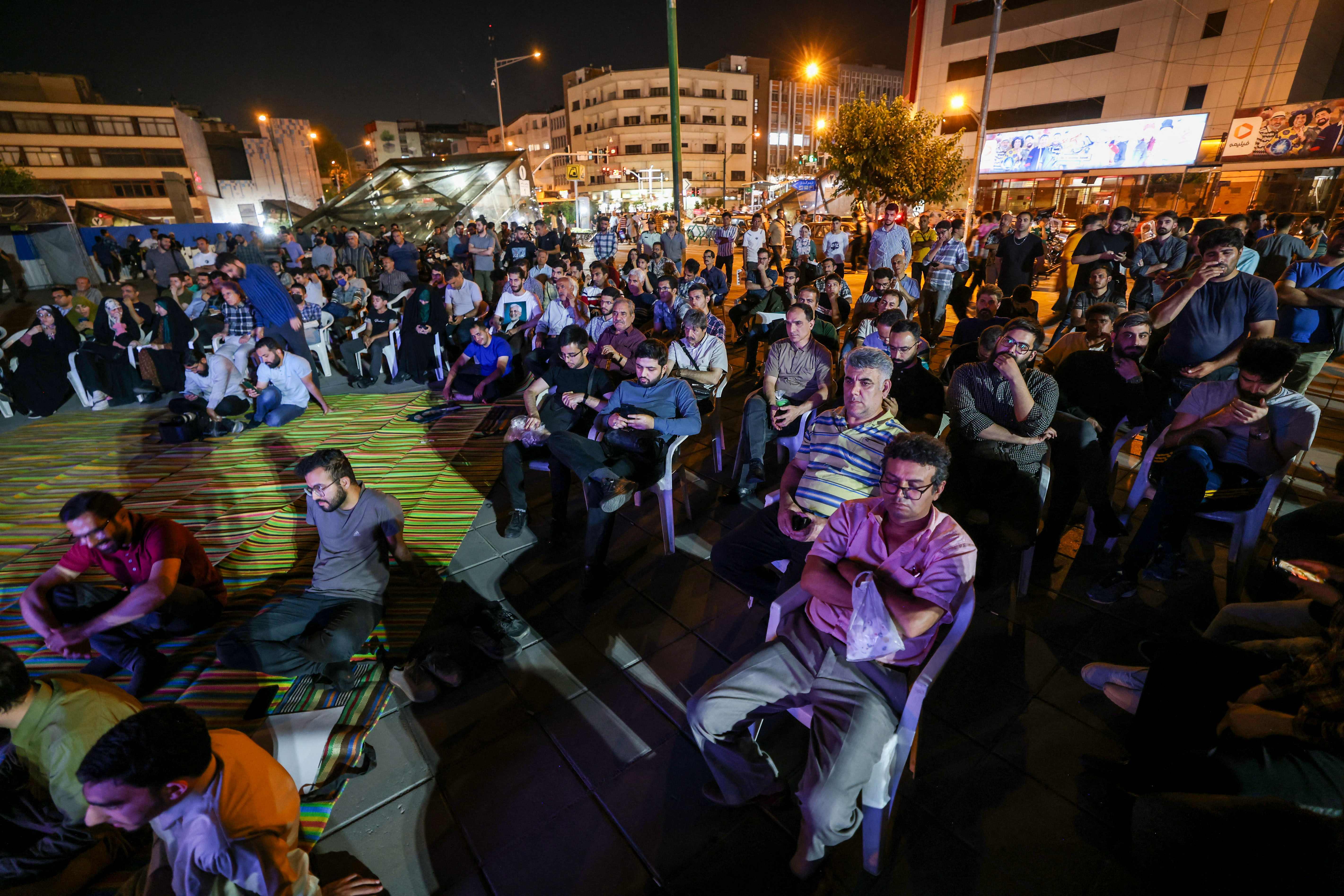 Halk canlı yayınlanan tartışmayı izledi. / AFP