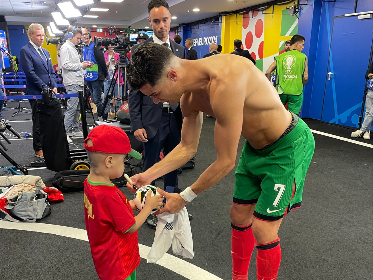 Foto: Ronaldo Awar Hozan'ın yanında getirdiği topu imzalıyor Foto: Ronaldo Awar Hozan'ın yanında getirdiği topu imzalıyor