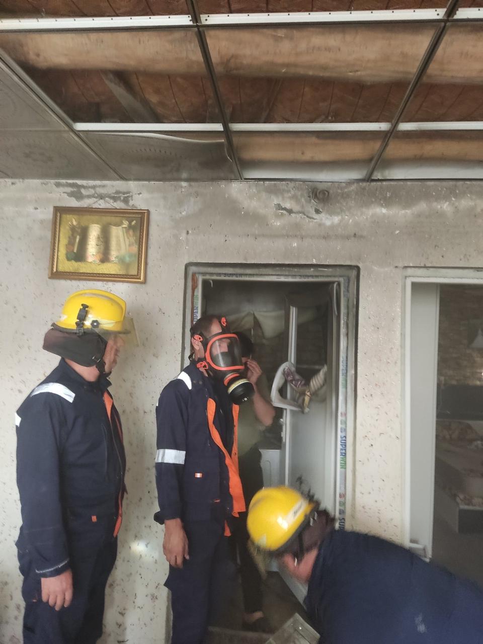 تیمەکانی ئاگرکوژێنەوە لە ماڵەکە