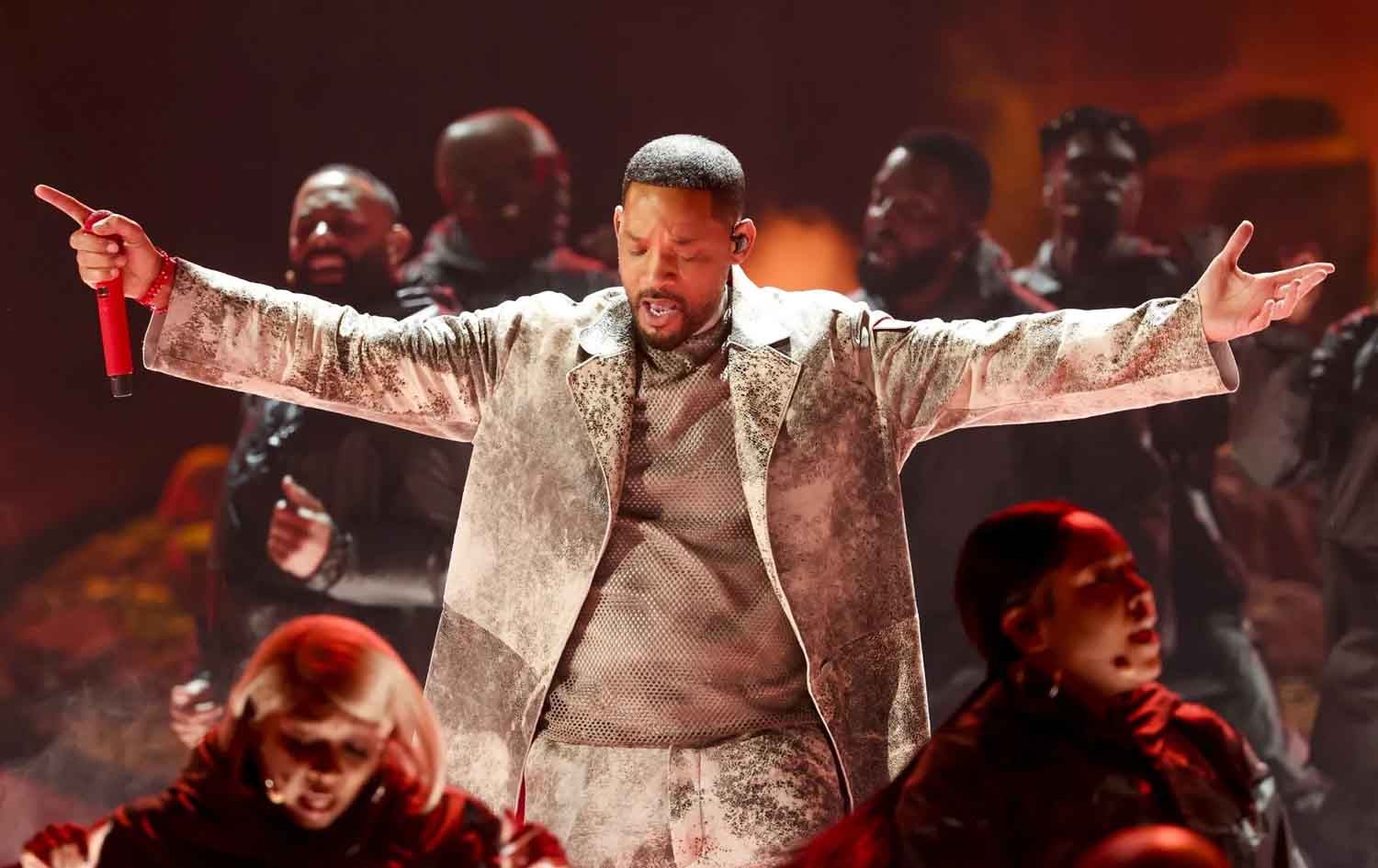 ویڵ سمیس لە کاتی پێشکێشکردنی گۆرانی "You Can Make It"