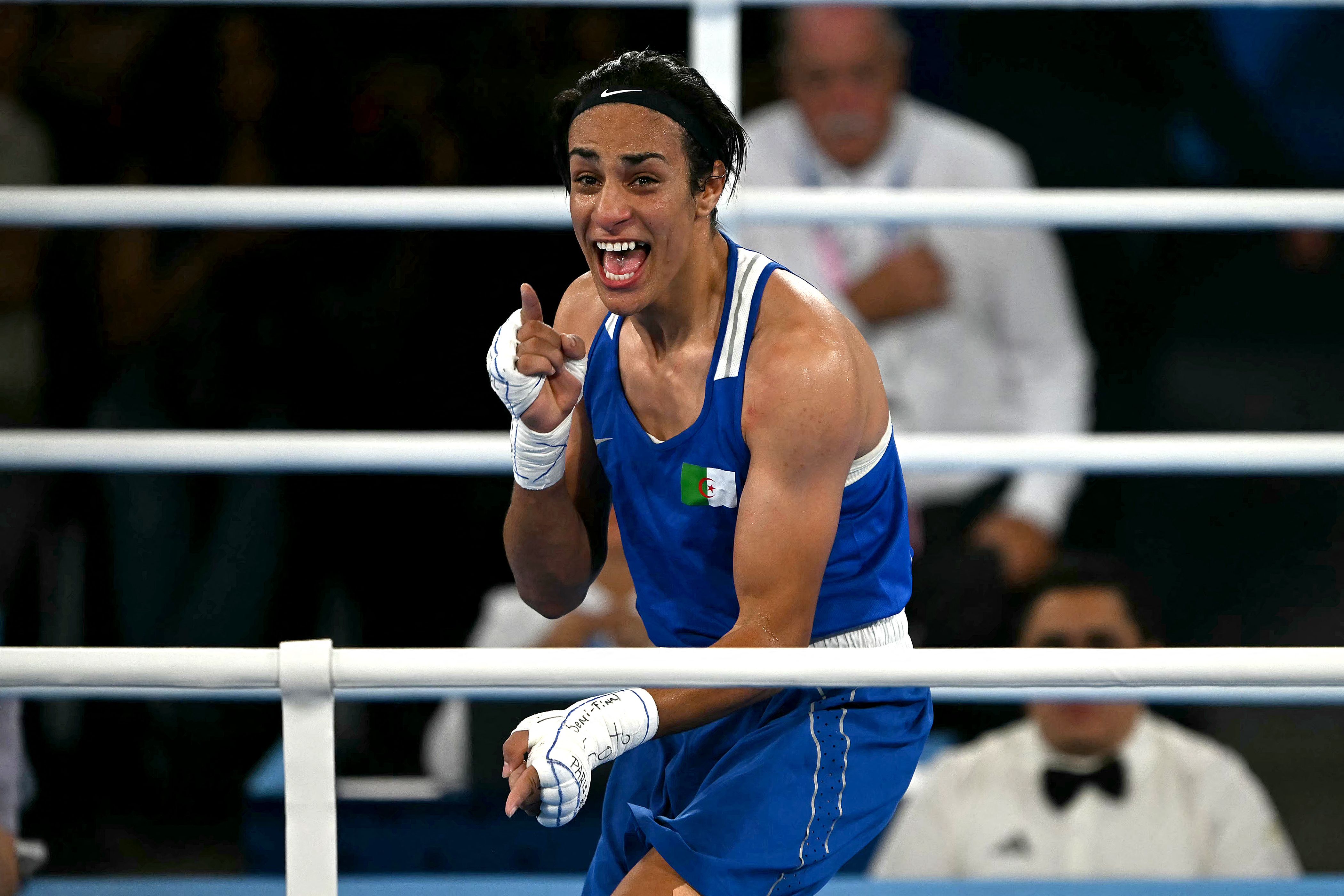 Cezayirli boksör Imane Khelif (solda), Paris Olimpiyatları'nda kadınlar 66 kg yarı finalinde Taylandlı Janjaem Suwannapheng'i yenerek finale yükseldi.