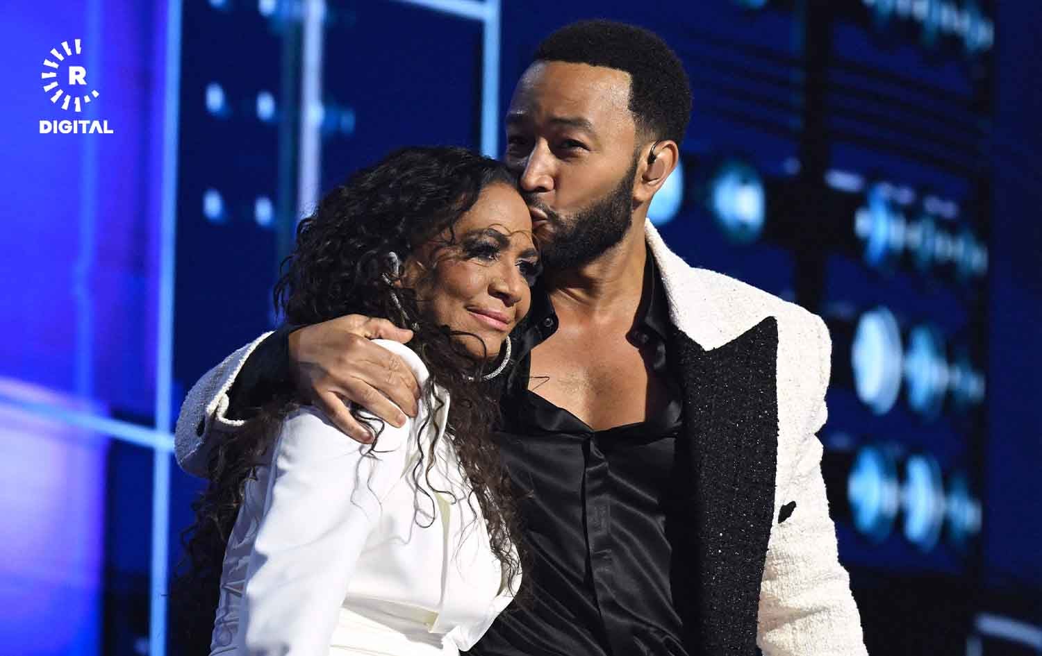 جۆن لێجند لەگەڵ شیلای ئی، ژەنیاری درامس، لە کۆنگرەی نیشتمانیی دیموکراتەکان. وێنە: AFP