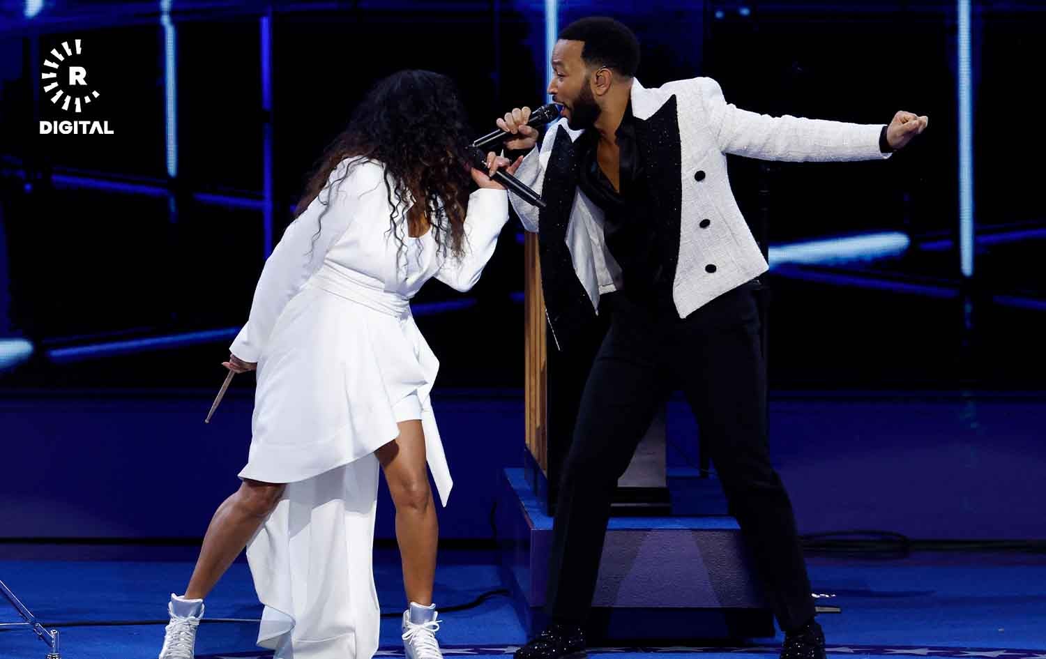 جۆن لێجند لەگەڵ شیلای ئی، ژەنیاری درامس، لە کۆنگرەی نیشتمانیی دیموکراتەکان. وێنە: AFP