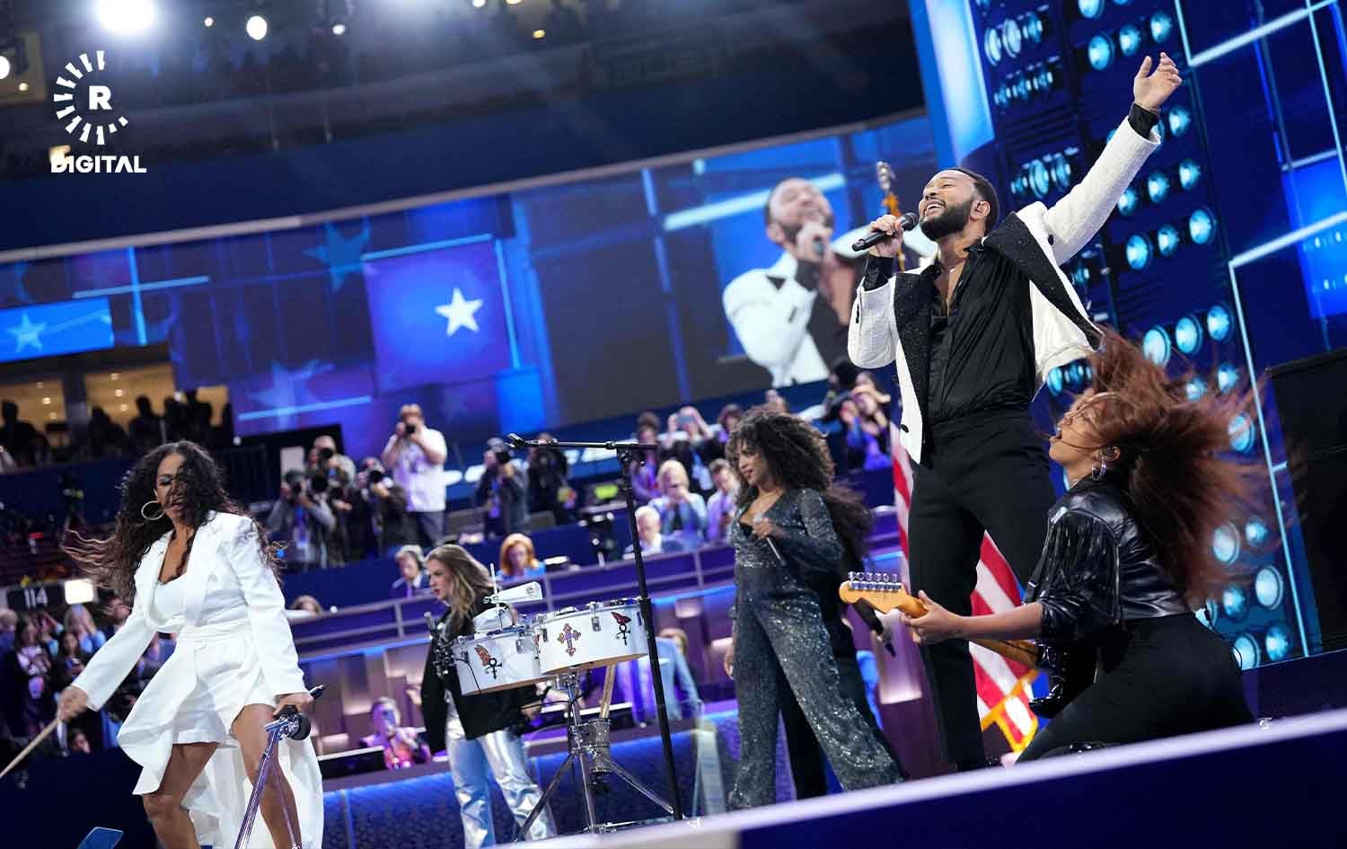 جۆن لێجند، گۆرانیبێژی ئەمریکی لە کۆنگرەی نیشتمانیی دیموکراتەکان. وێنە: AFP