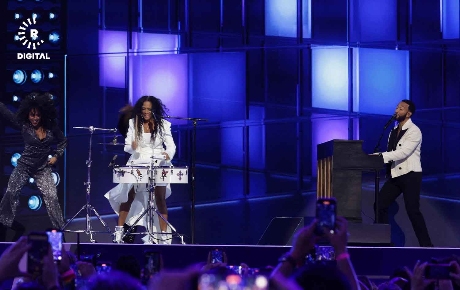 جۆن لێجند، گۆرانیبێژی ئەمریکی لە کۆنگرەی نیشتمانیی دیموکراتەکان. وێنە: AFP