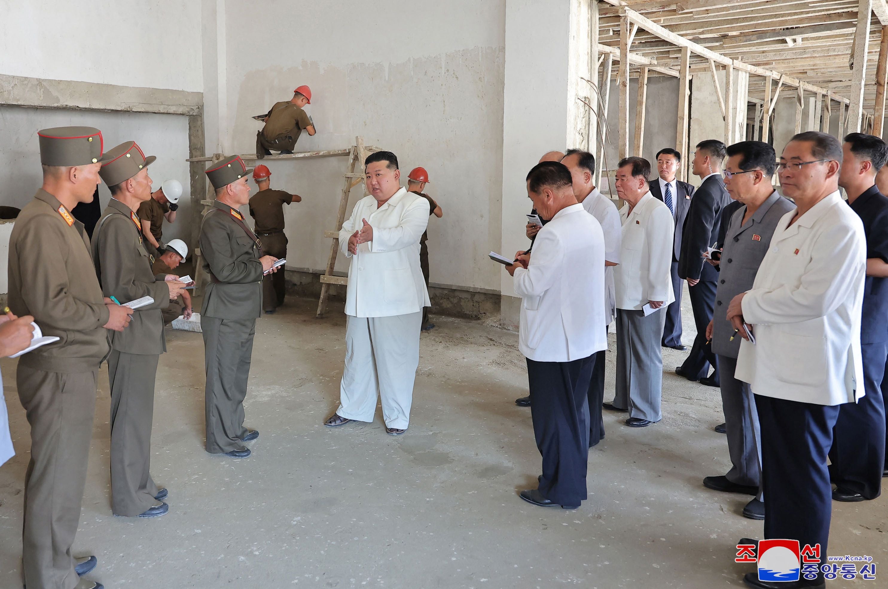 کیم جونگ ئوون رایگەیاندووە، ئەو چەکە نوێیانە ئامادەیی سوپای وڵاتەکەی بۆ جەنگ باشتر دەکەن.