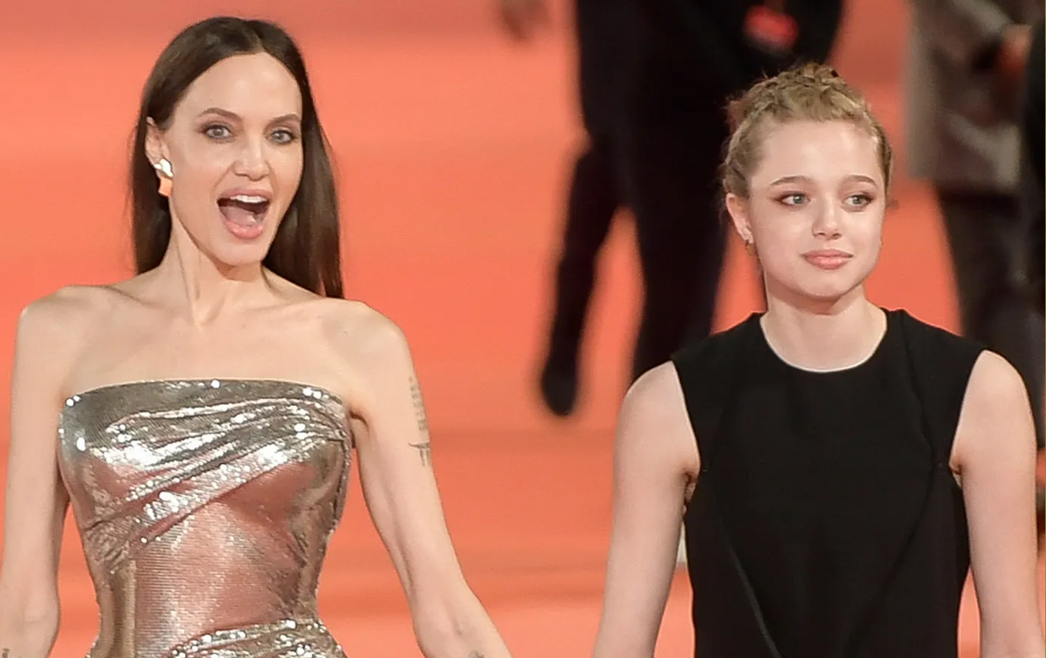 شایلۆ بەوە ناسراوە کە جوانییەکەی لە دایکی بۆ ماوەتەوە