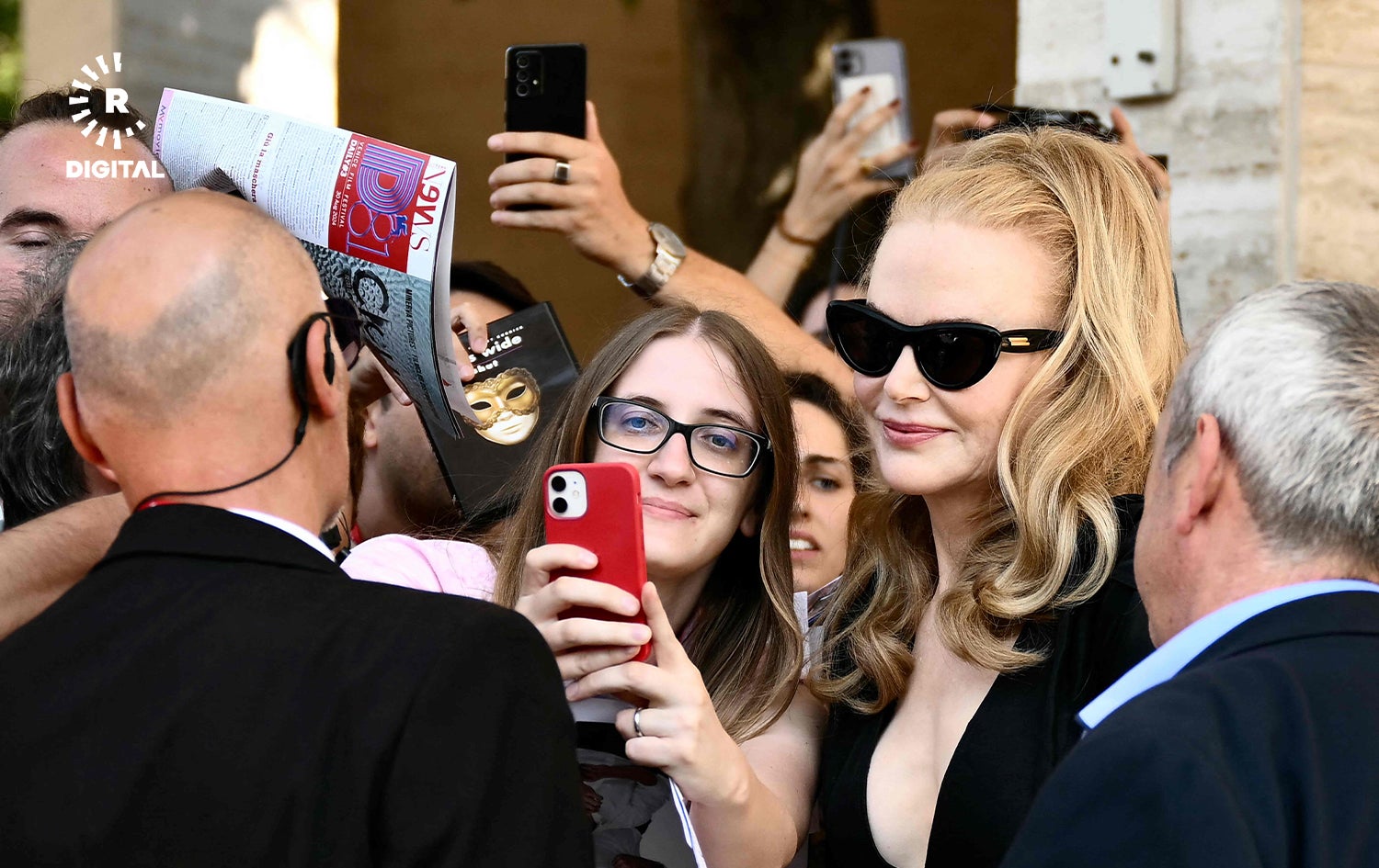 نیکۆڵ کیدمەن لە نێو هەودارانیدا لە فێستیڤاڵی فیلمی ڤێنس. وێنە: AFP