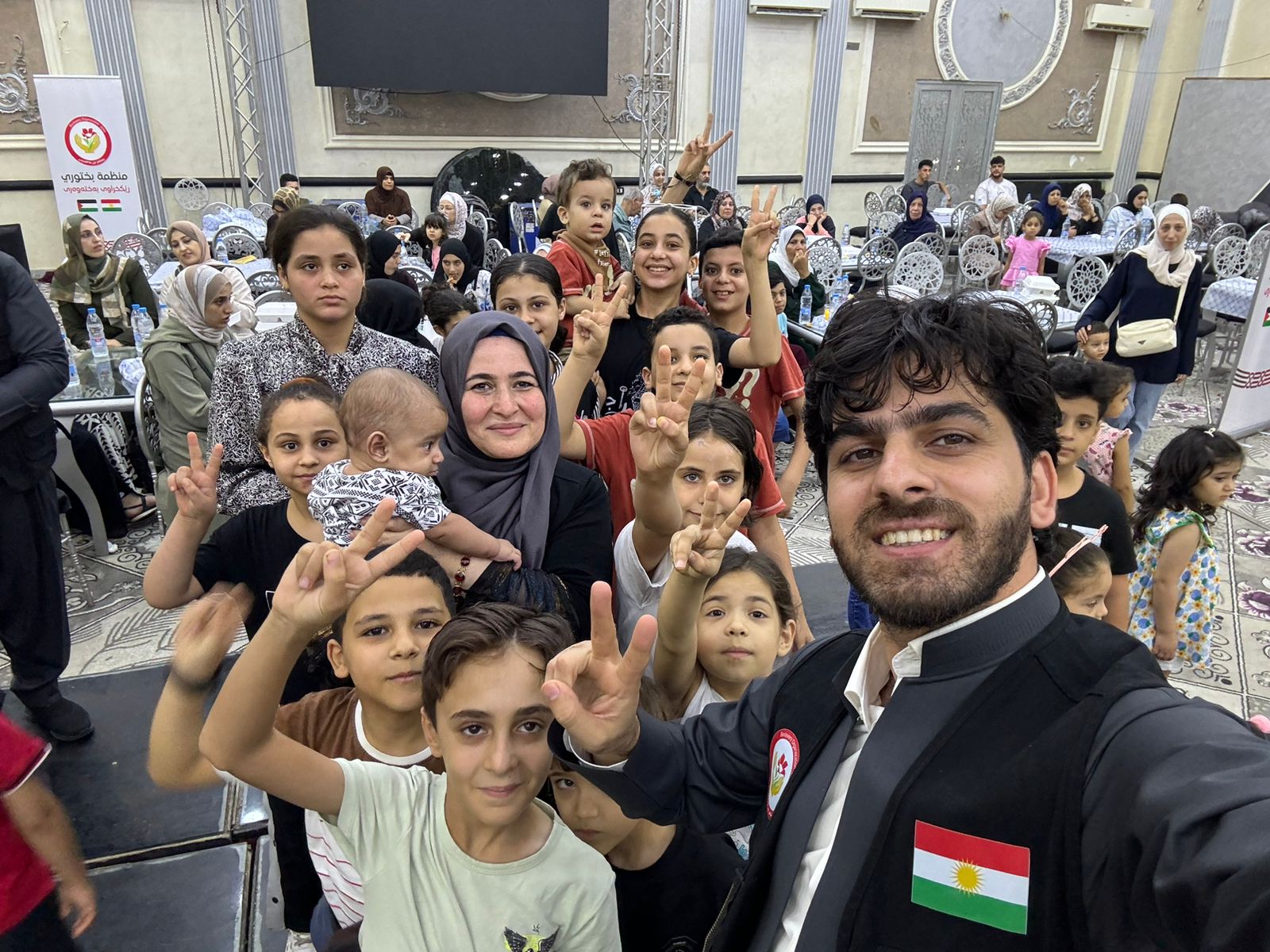 ستافی رێکخراوەکە لەگەڵ ئاوارەکانی غەززە لە میسر.