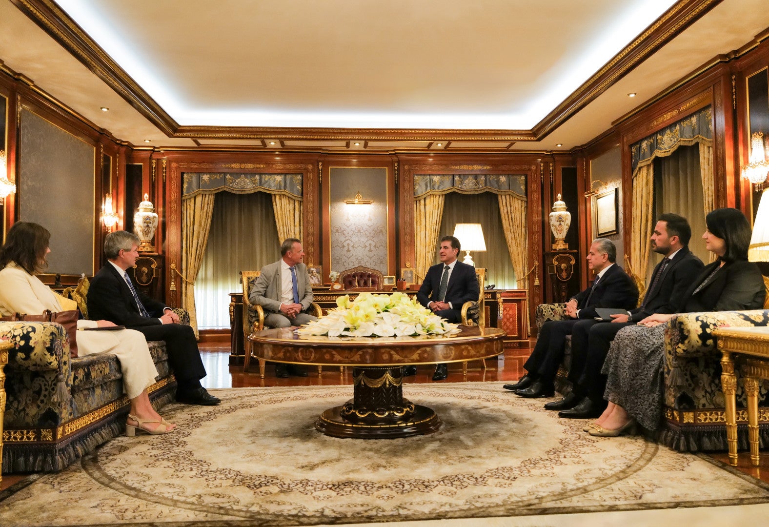 دیمەنێکی کۆبوونەوەکە.