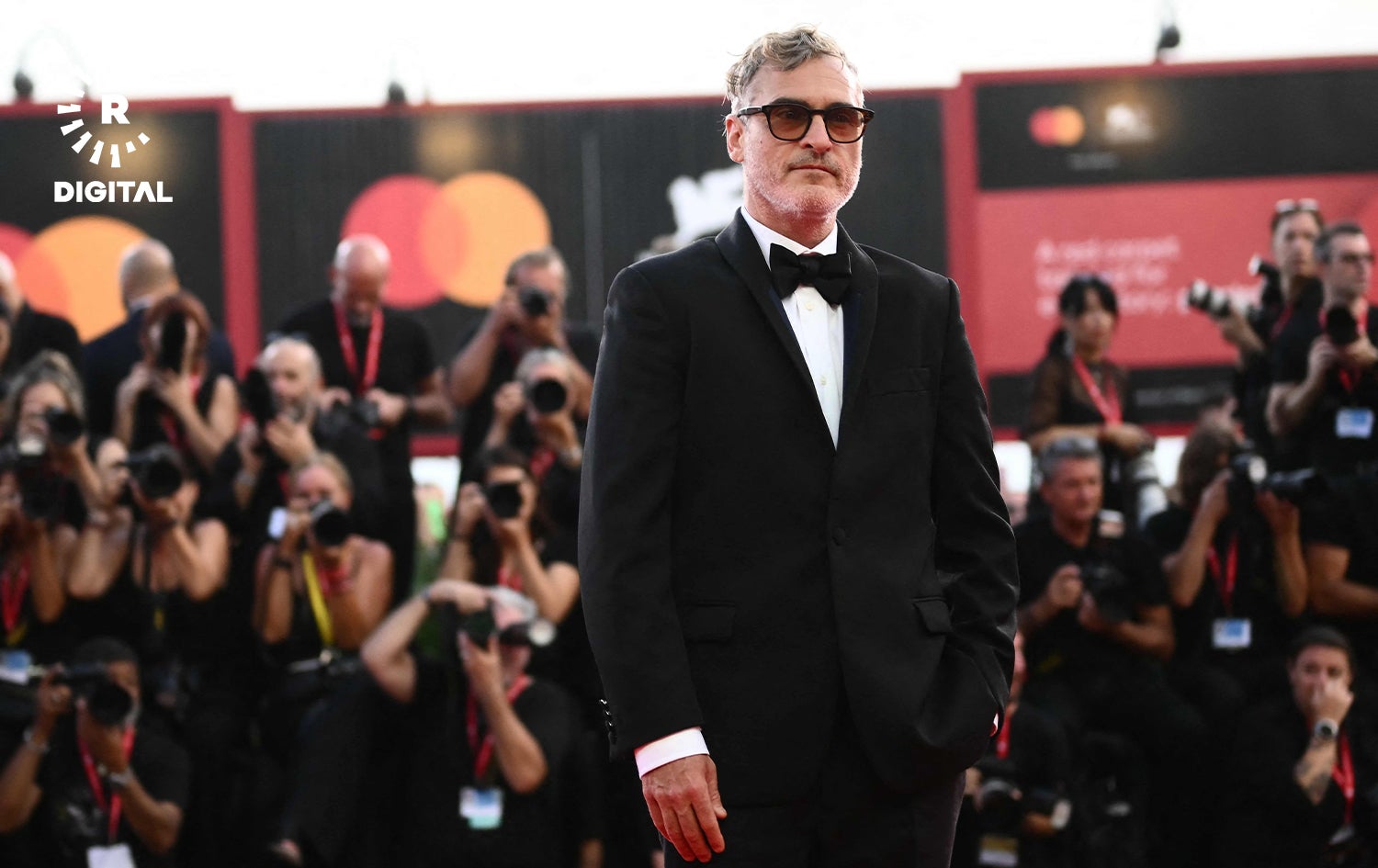 خواکین ڤینێکس لە سەر فەرشی سووری فێستیڤاڵی ڤێنس. وێنە: AFP