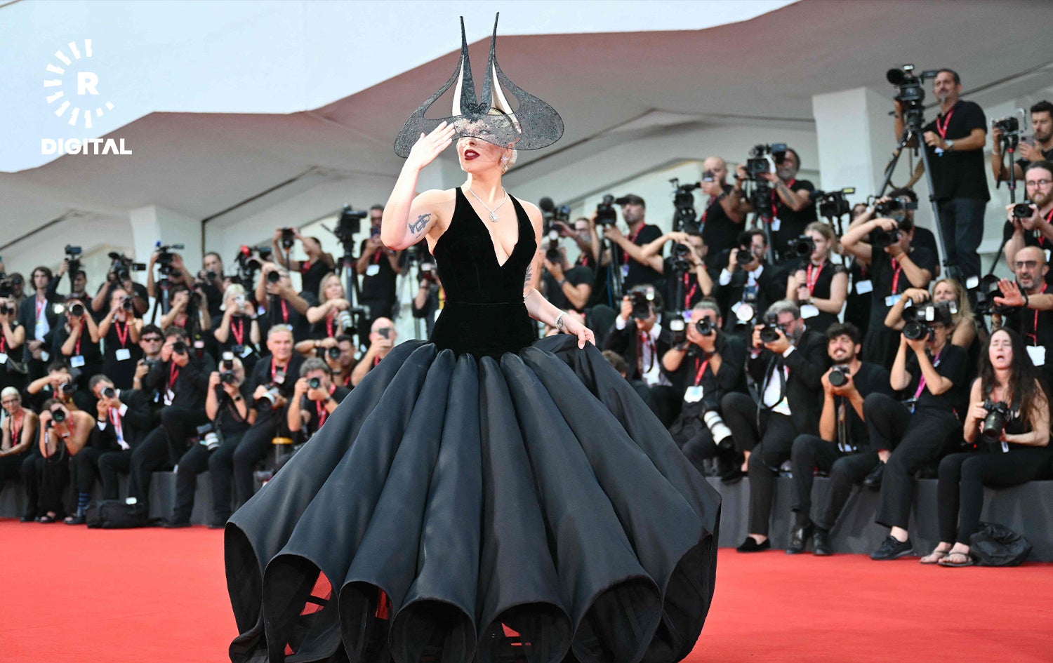 لەیدی گاگا لە سەر فەرشی سووری فێستیڤاڵی ڤێنس. وێنە: AFP