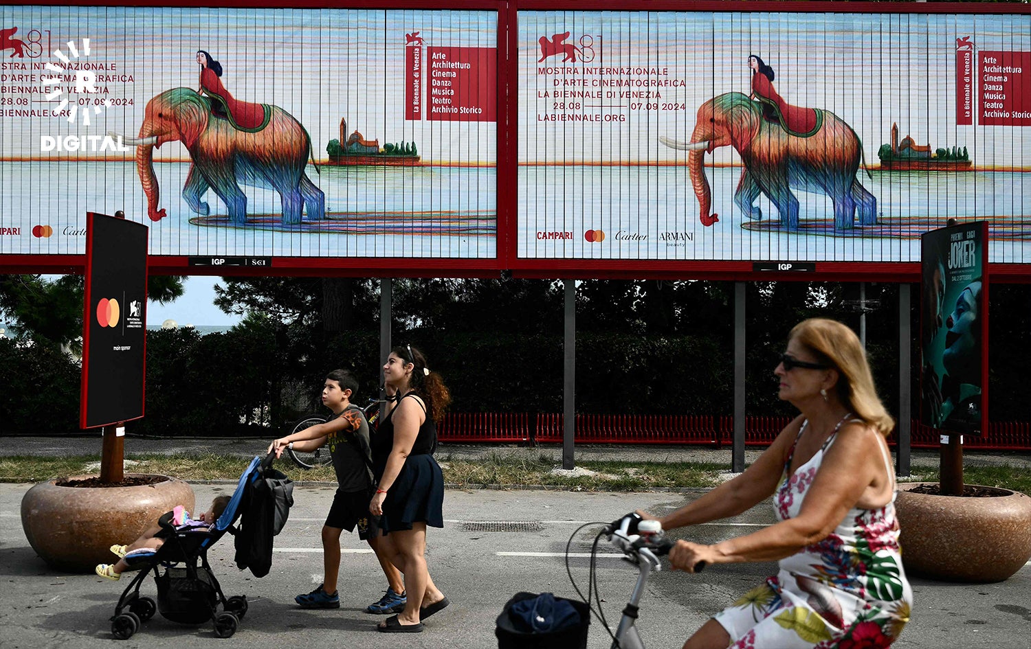 پۆستەری فێستیڤاڵی فیلمی ڤێنس لە یەکێک لە شەقامەکانی ڤێنس. وێنە: AFP