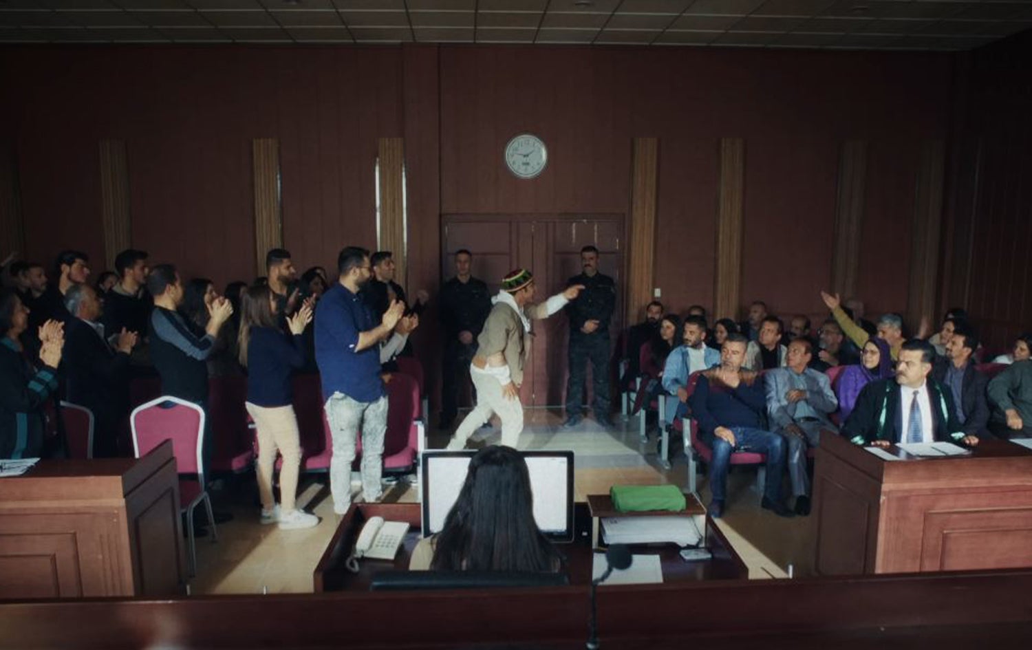 دیمەنێکی ڤیدیۆکلیپی "هاواری هونەر"