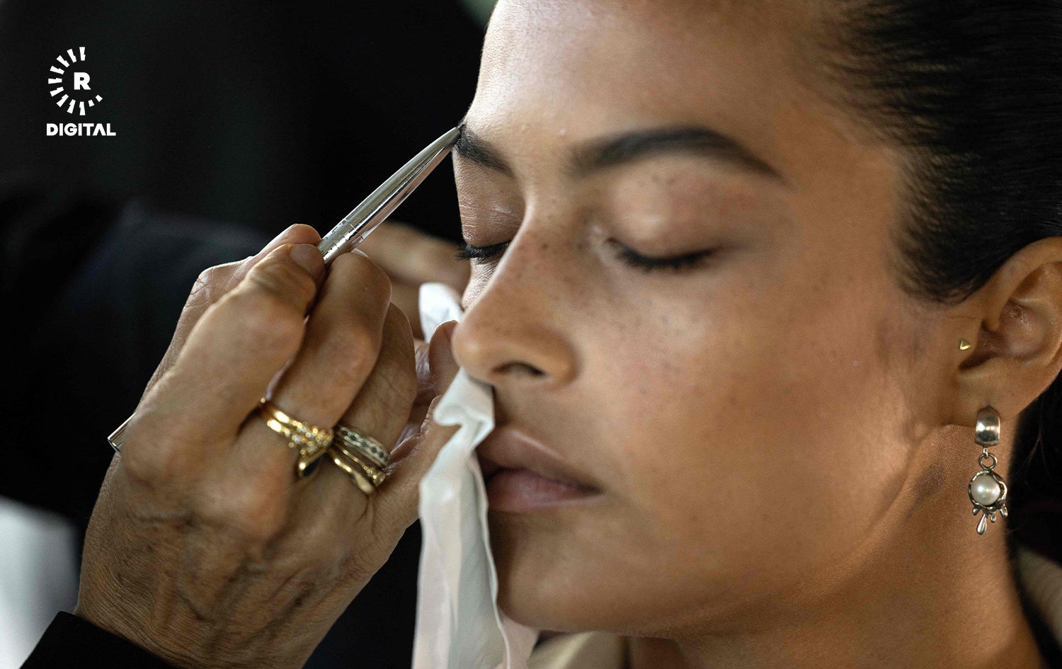 مەیکەئپکردن بۆ یەکێک لە نمایشکارانی جلوبەرگ لە هەفتە نمایشی جلوبەرگی نیویۆرک. وێنە: AFP