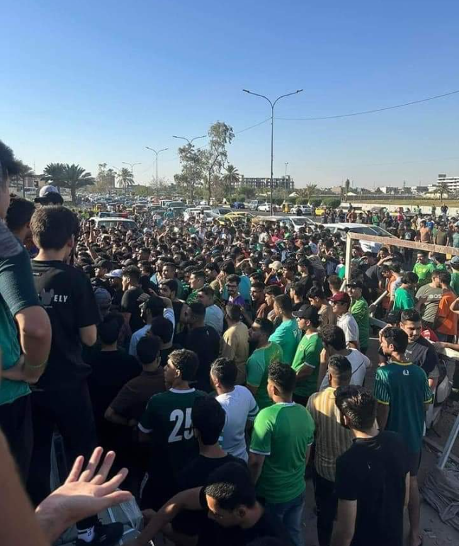 هاندەران لە کاتی نۆرەگرتن بۆ کڕینی بلیتی یارییەکە