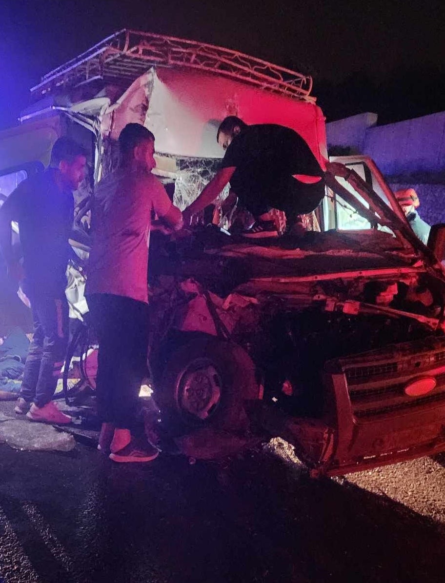 Mînîbusa ku karkerên çandiniyê vediguhastin û barhilgirek li hev qelibîn/Wêne: AA