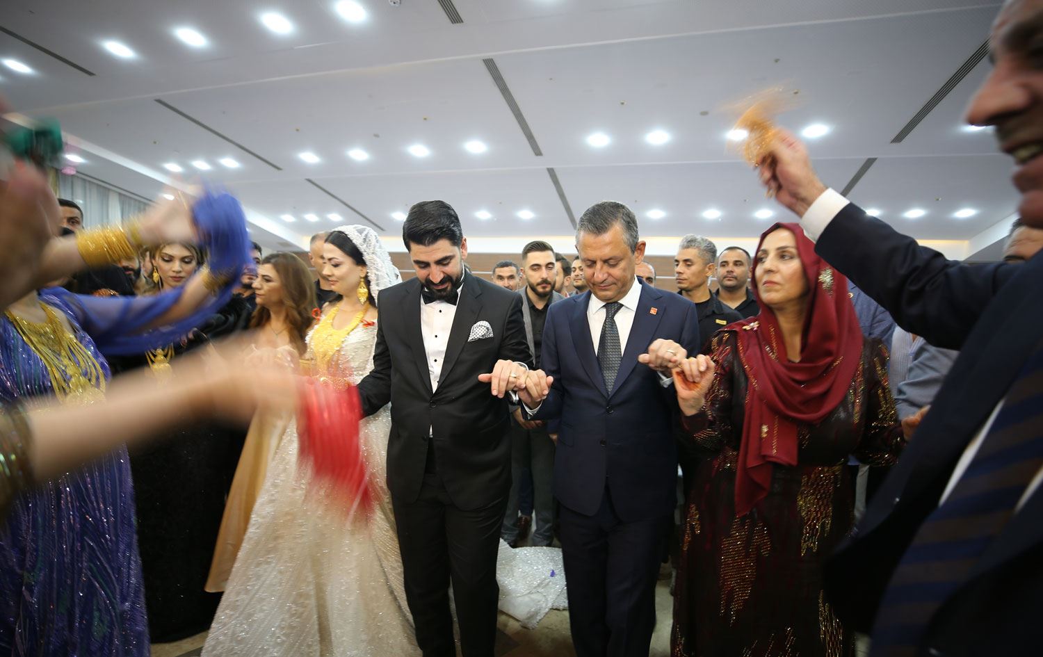CHP Lideri Özgür Özel, gelin, damat ve davetlilerle halay çekti. / AA