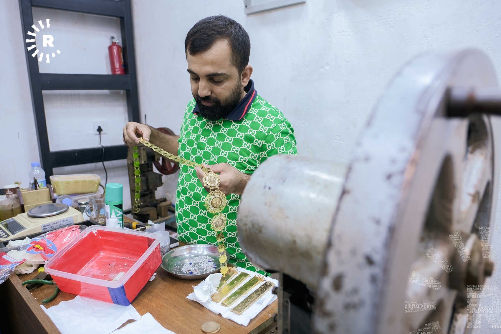 زێڕنگەرێک پشتوێنێکی لە لیرە دروستکردووە. وێنە: بڵند تاهیر - رووداو