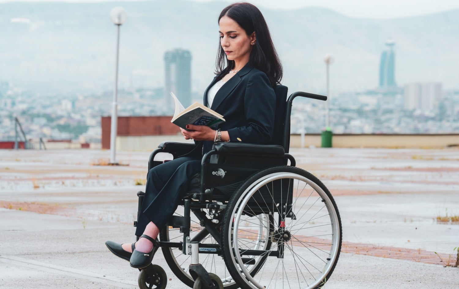 چنوور تۆفیق لە ساڵی 1987 لەکاتی تەقەی خۆشیی بەعس بریندار بوو