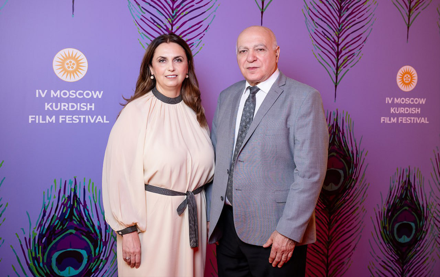 کەرەم گەردەن زەری و گولیزەر گەردەن زەری، لەسەر فەرشی سووری فێستیڤاڵ. وێنە: مەنسوور جیهانی