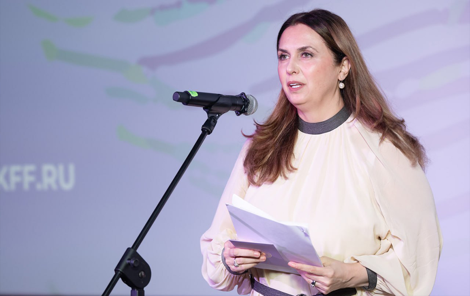 گولیزەر گەردەن زەری، بەرپرسیاری فێستیڤاڵ لە کاتی پێشکێشکردنی گوتاری کۆتایی فێستیڤاڵ. وێنە: مەنسوور جیهانی