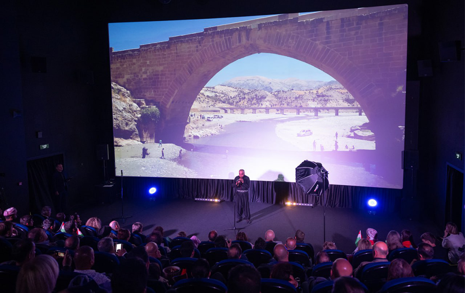 پێشکێشکردنی میوزیکی کوردی بە نەی کاسیمه ئاڤدۆ، ژهنیاری کورد. وێنە: مەنسوور جیهانی