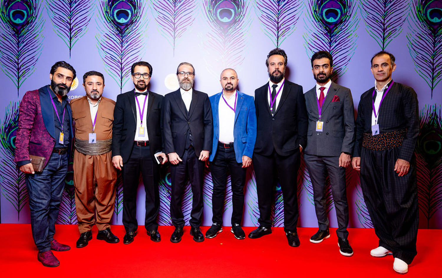 بەشێک لە میوانانی فێستیڤاڵ لەسەر فەرشی سووری فێستیڤاڵ. وێنە: مەنسوور جیهانی