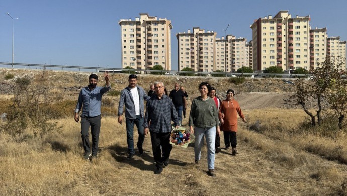 Ekinci; ailesi ve EGE TUHAYDER ile DEM Parti yöneticilerince karşılandı- (Foto kaynak:MA)