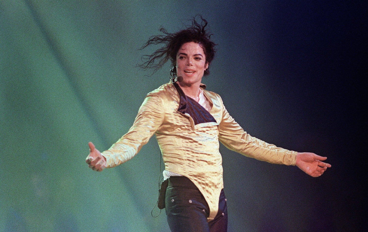 مایکڵ جاکسن لە کاتی گۆرانیگوتن لە کۆنسێرتێکدا لە 1996. وێنە: AFP