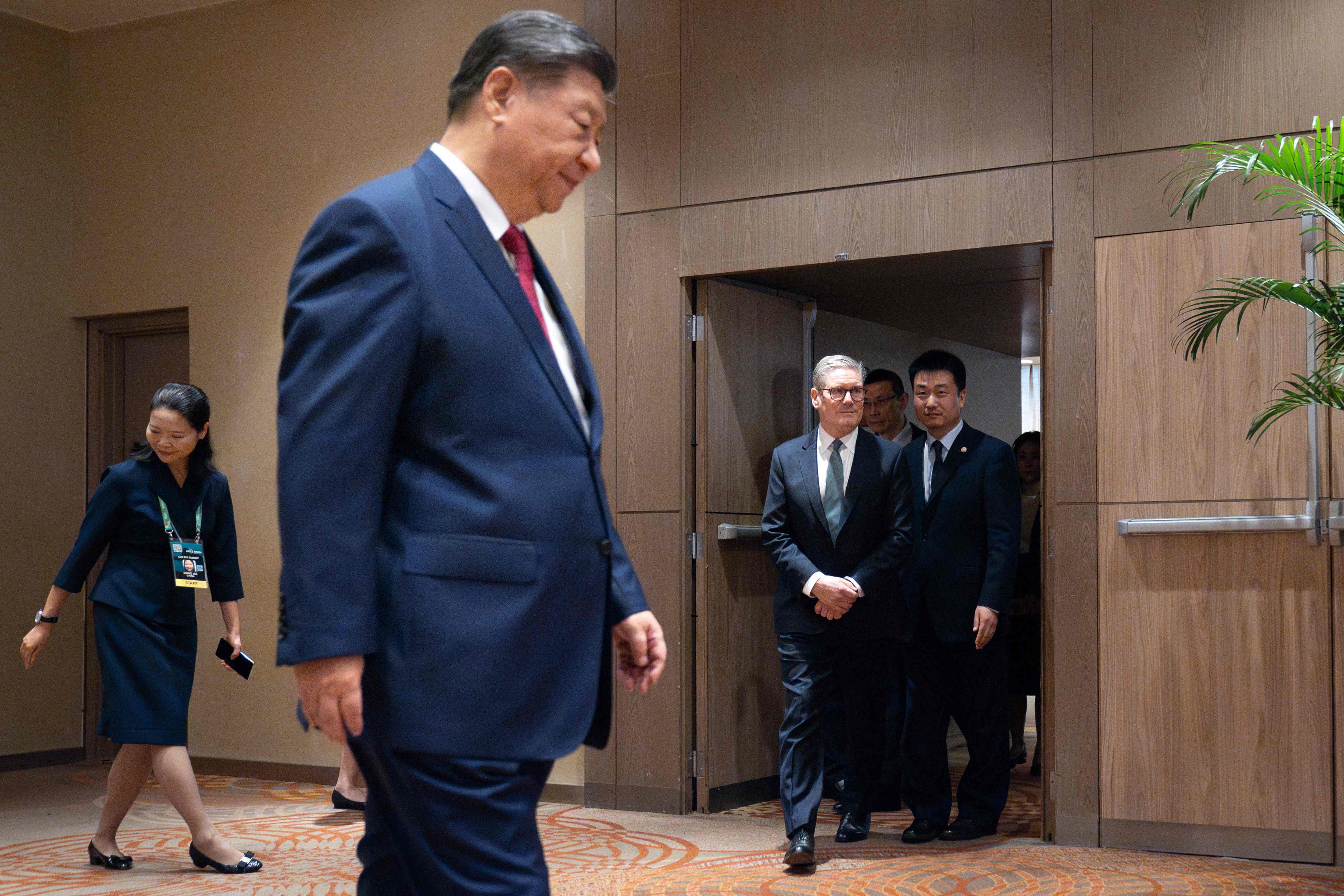 کاتێک ستامەر دێتە هۆڵی کۆبوونەوەی لەگەڵ شی جین پینگ