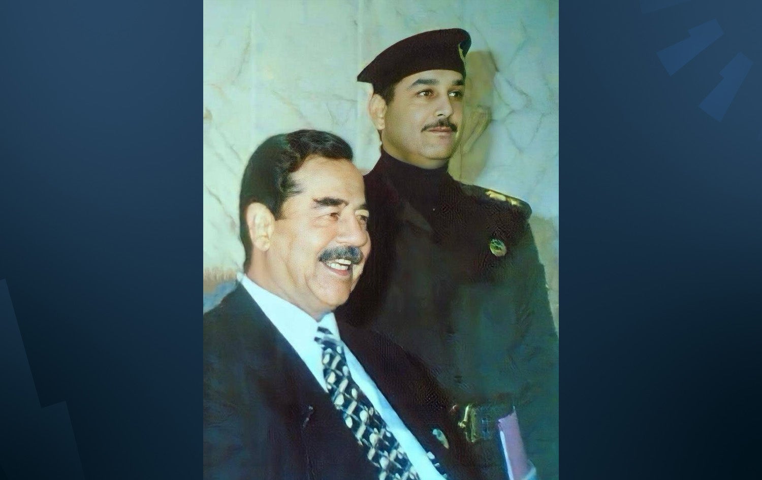 جەمال مستەفا تکریتی لە پشتی سەدام حوسێن وەستاوە.