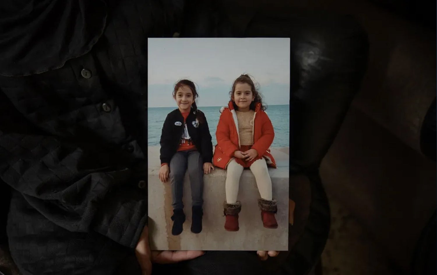 ریهاب وێنەی دوو کچەکەی بەدەستەوە گرتووە. وێنە: BBC