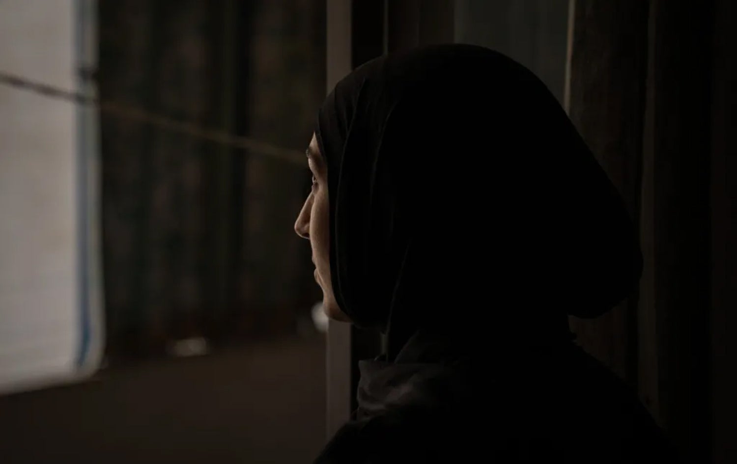 شەش هەفتە تێپەڕی، ریهاب لەسەر کورسییەکی پلاستیکی لە شوقەیەکی بەیرووت دانیشتووە.