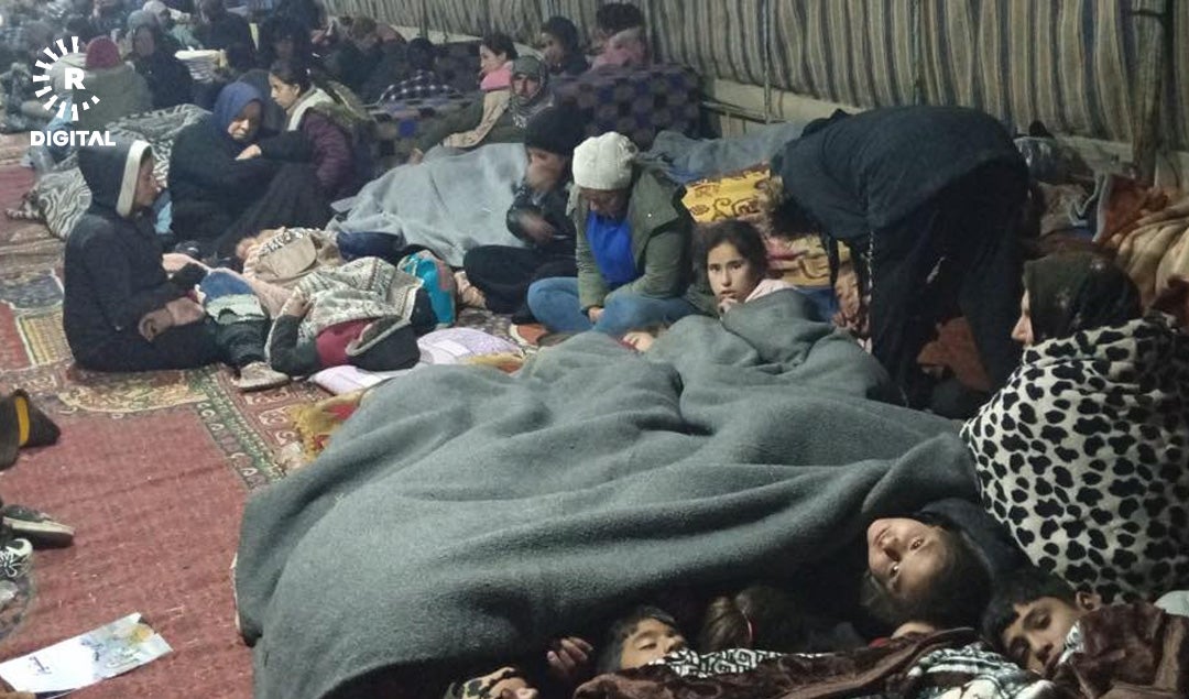 ژمارەیەک لە خێزانە ئاوارەکانی عەفرین لە تەبقە. وێنەکە بۆ رووداو نێردراوە