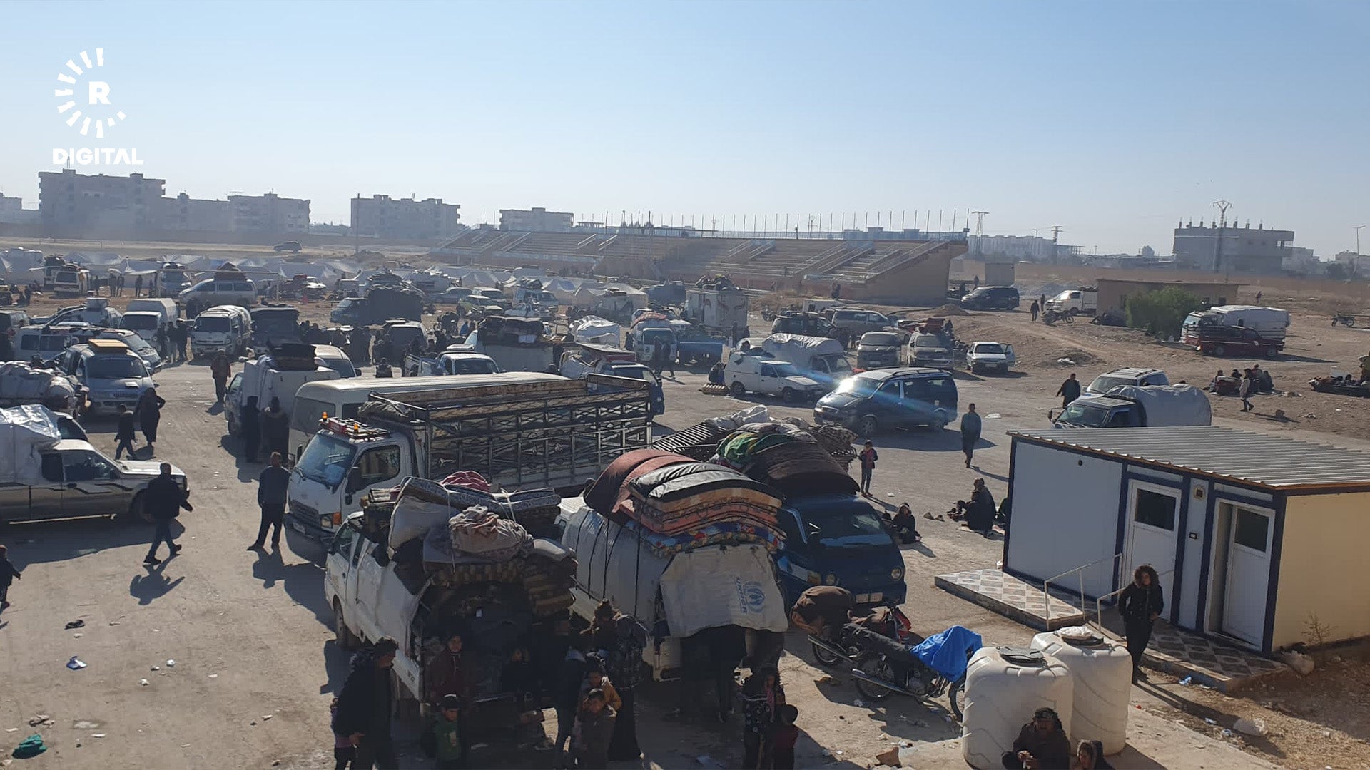 ئاوارەبوونی خێزانە کوردەکان لە شەهباوە بۆ تەبقە. وێنەکە بۆ رووداو نێردراوە