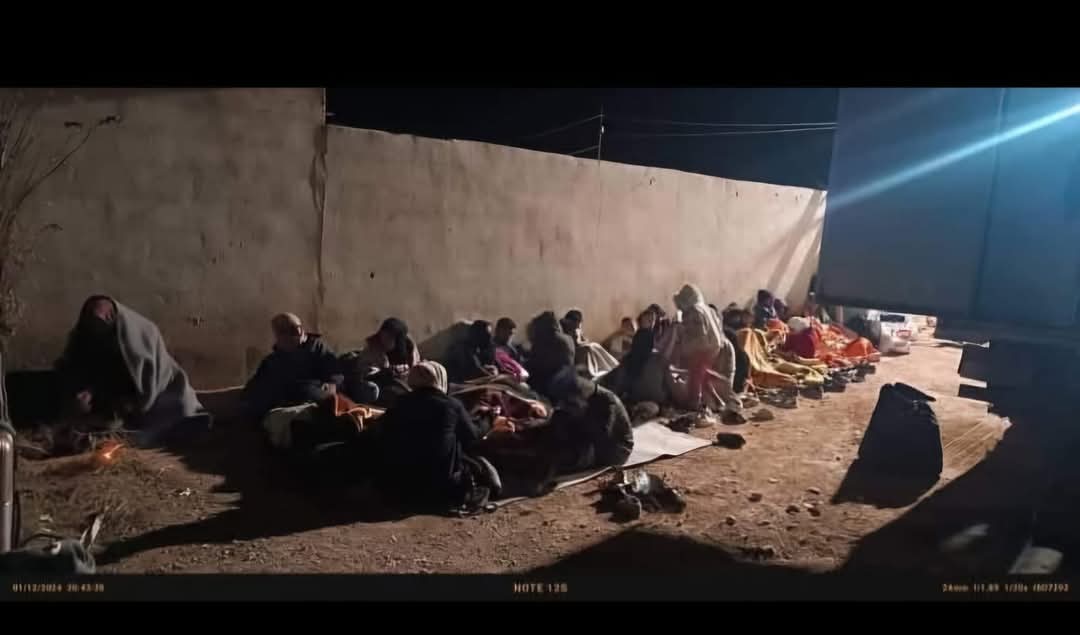 ئاوارەبوونی خێزانە کوردەکان لە شەهباوە بۆ عەفرین. ئەوان لە تەبقە دەمێننەوە. وێنەکە بۆ رووداو نێردراوە