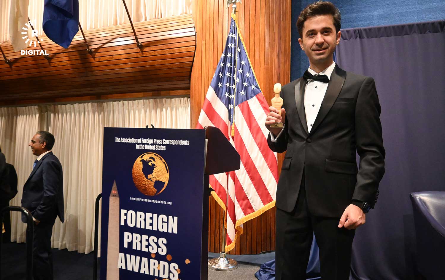 دیار کوردە لە کاتی وەرگرتنی خەڵاتەکە