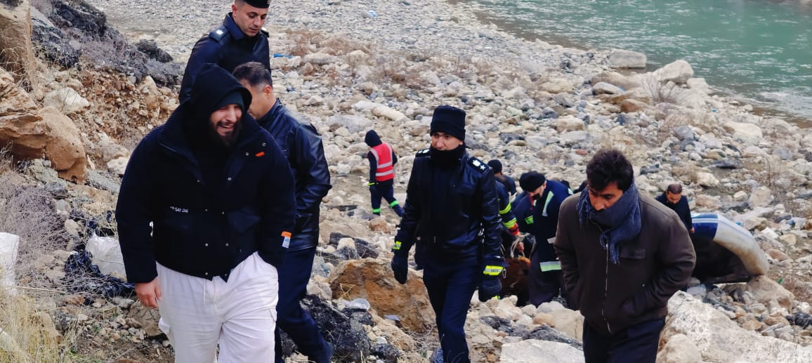 کاتی دەرهێنانی تەرمی هاووڵاتییەکە، وێنە: بەرگریی شارستانیی سۆران