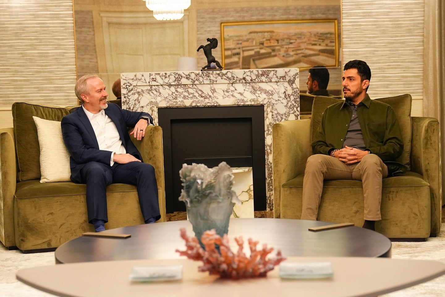 دیمەنێکی کۆبوونەوەکەی کۆنسووڵی ئەمریکا و دەرباز کۆسرەت