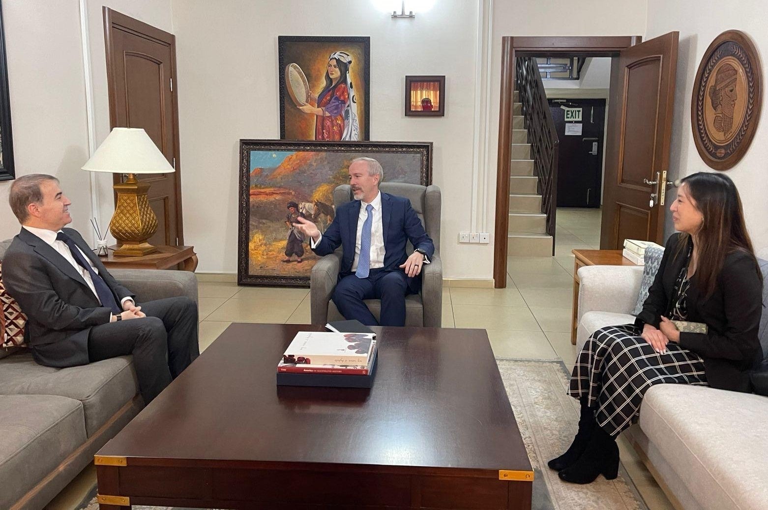 دیمەنێکی کۆبوونەوەکەی کۆنسووڵی ئەمریکا و هێمن هەورامی